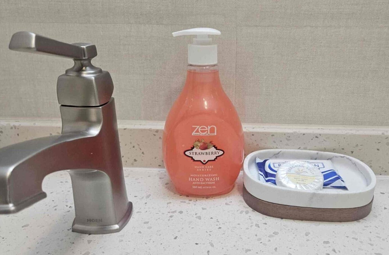 Bathroom amenities, Kingston Comfy 2BR Apartment