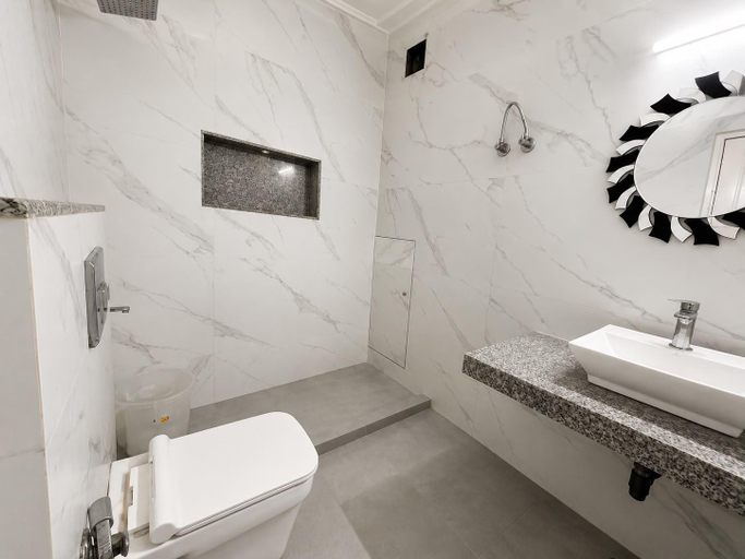 Bathroom 3, Hotel Swisston Palace, Delhi