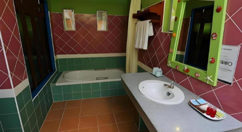 Bathroom 5, Lawana Escape Beach Resort, Pran Buri