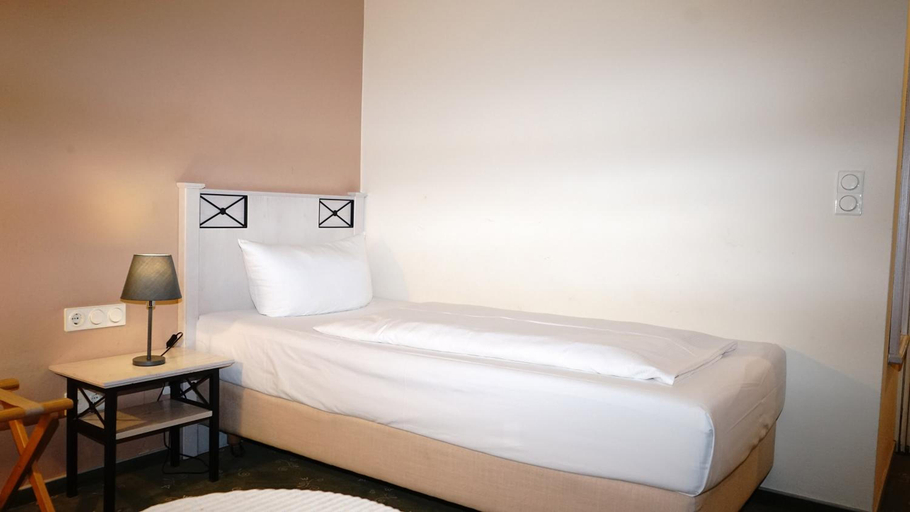 Bedroom 3, Entree Hotel Groß Borstel, Hamburg