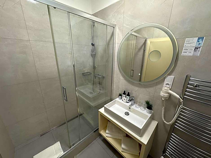 Bathroom 3, The Golden Wheel, Praha 6