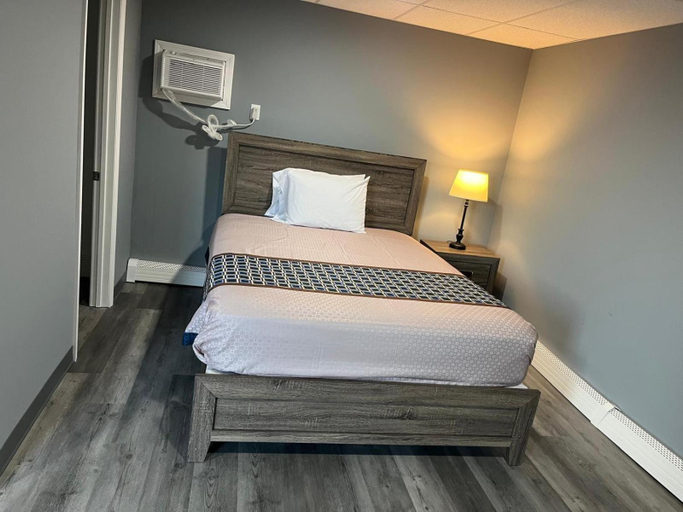 Bedroom 3, Best Inn, Allegany