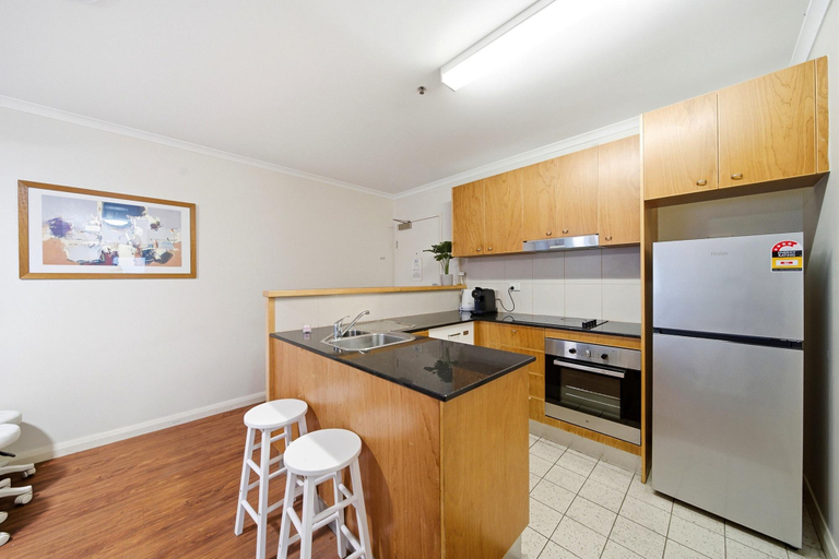 Kitchen 2, Spacious 3-Bed Apartment in Canberra CBD, Canberra