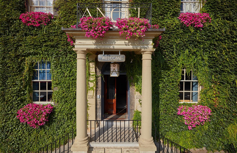 Exterior & Views