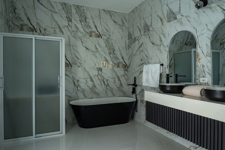 Bathroom, Penthouse Suites at Emotions