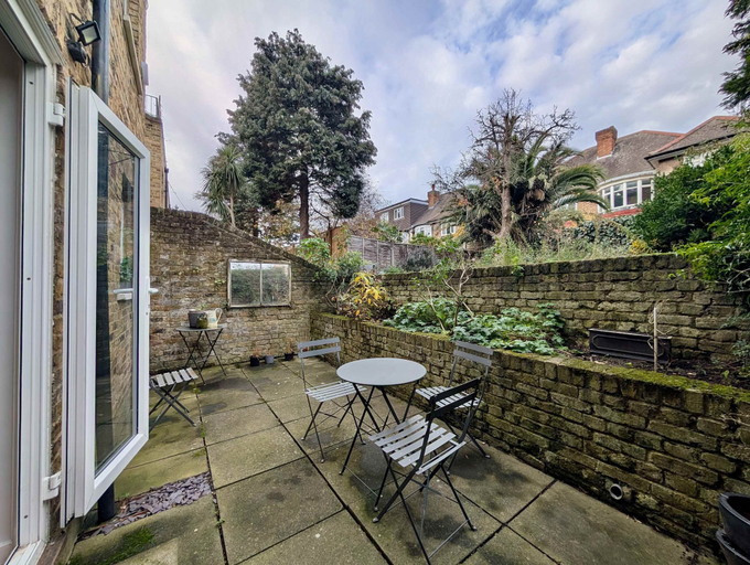 Room 5, Victoria Park Retreat Stylish 2 Bed Flat, London