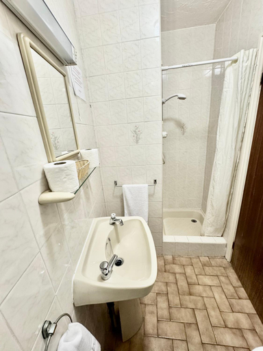 Bathroom 3, Hotel Athol Blackpool, Blackpool
