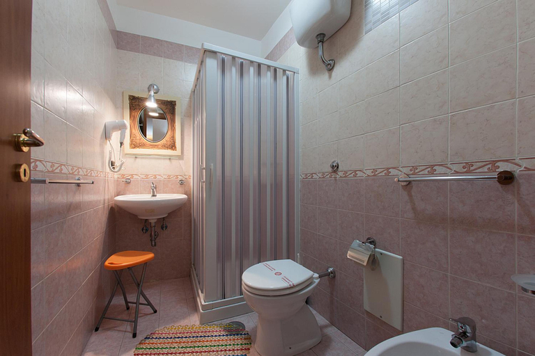 Bathroom 5, Anna's Family, Napoli