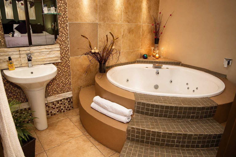 Bathroom 5, Moonriver Guesthouse, Siyanda