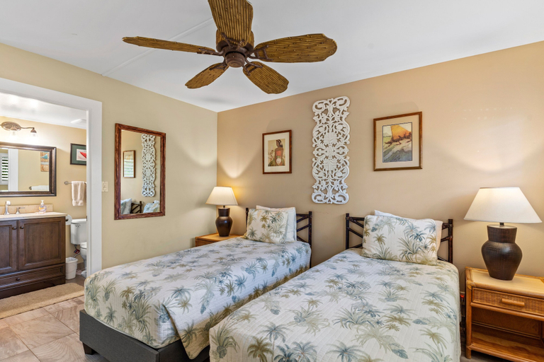 Room 5, Kihei Beach, #210 2 Bedroom Condo, Maui