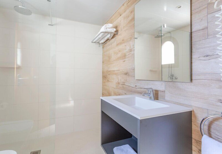 Bathroom 5, Flipflop Surfing Playa Apartments, Baleares