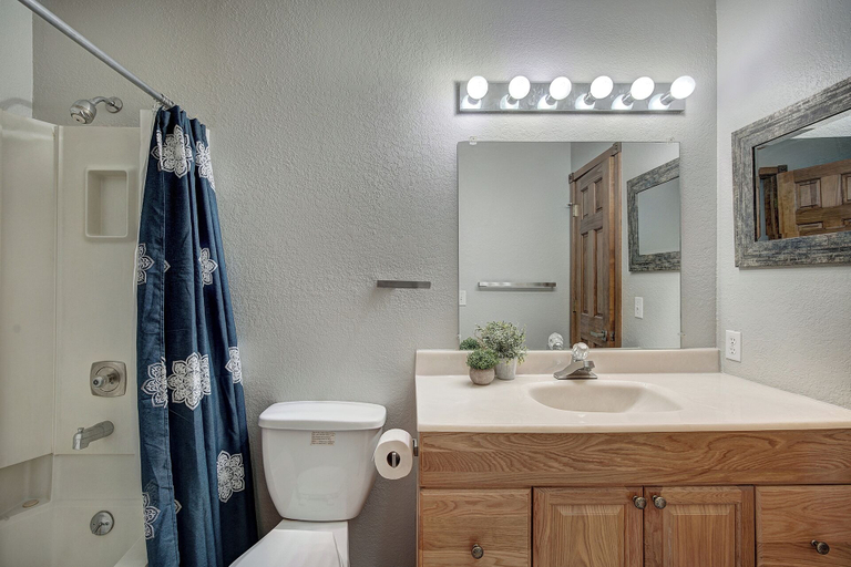 Bathroom 4, Base 9 B101, Summit