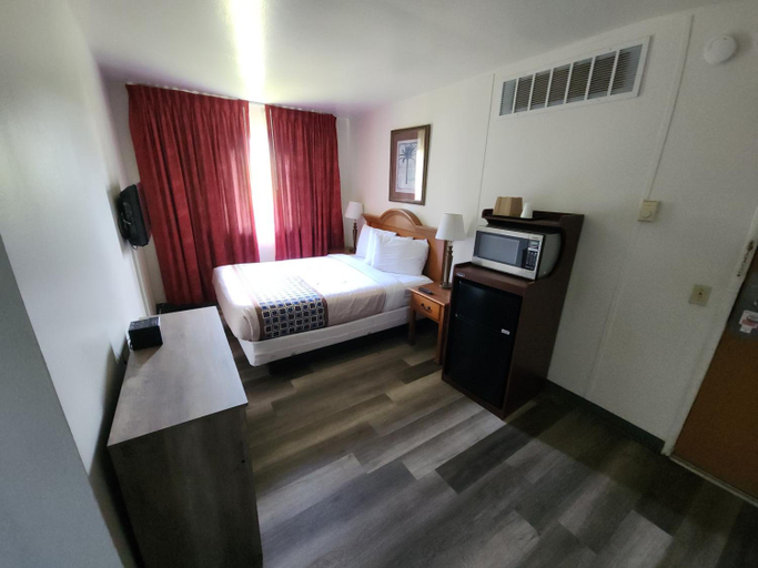 Bedroom 2, North Coast Inn, Del Norte
