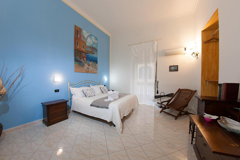 Bedroom 3, Anna's Family, Napoli
