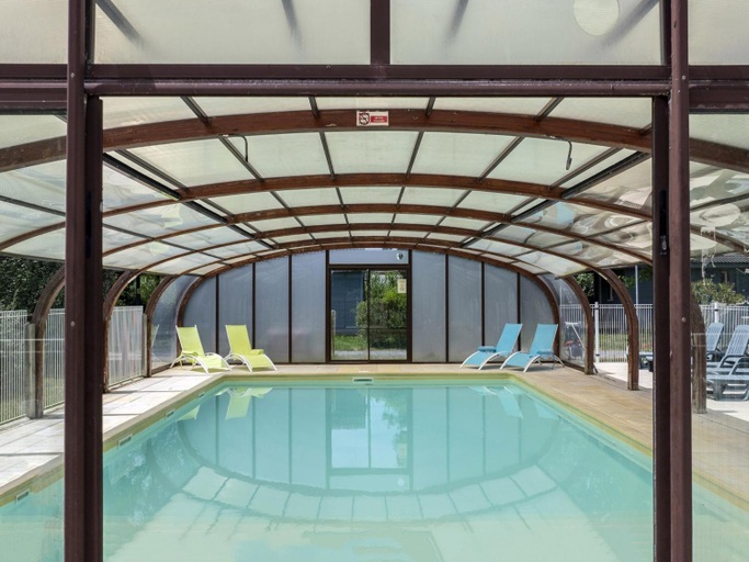 Swimming pool 5, Coastal Cottage Retreat for Two, Charente-Maritime