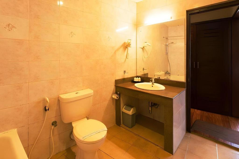 Bathroom 4, Devon Hotel, K.F.G. & G. Korale
