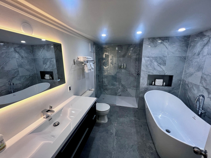 Bathroom 4, Travelodge by Wyndham Drummondville, Drummond