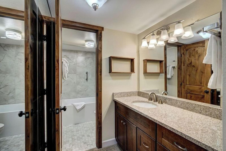 Bathroom 5, Sundowner II #224 (On 4 O'Clock Rd, with on-site Hot Tub), Summit