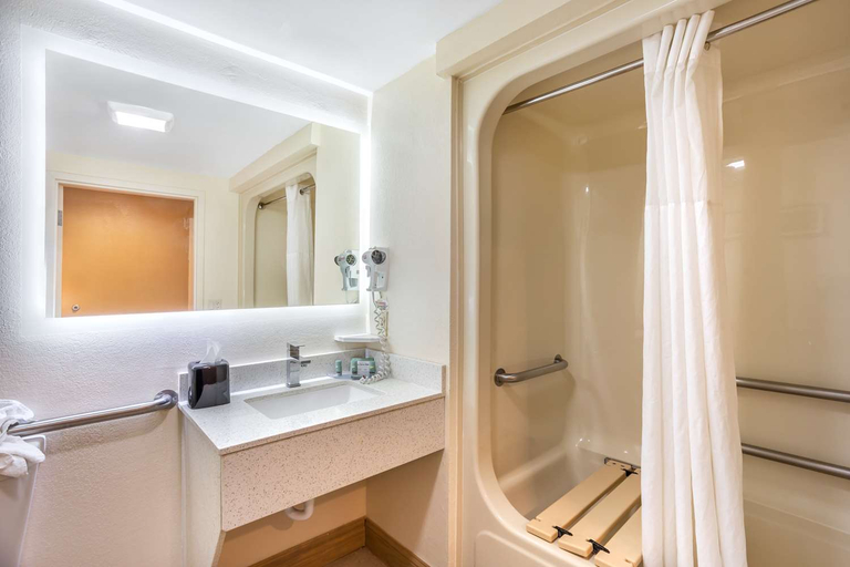 Bathroom 4, Best Western Grantville/Hershey, Dauphin