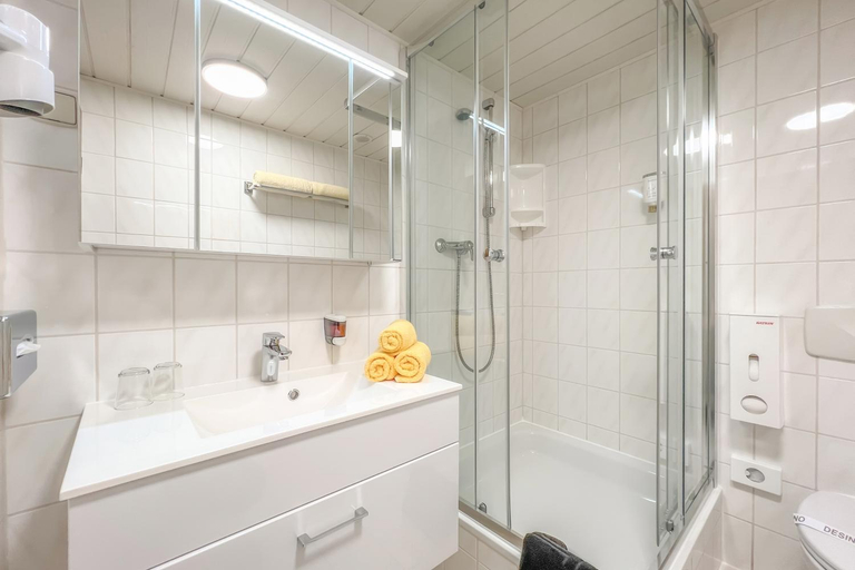 Bathroom 4, Hotel Thuringenschanze, Schmalkalden-Meiningen