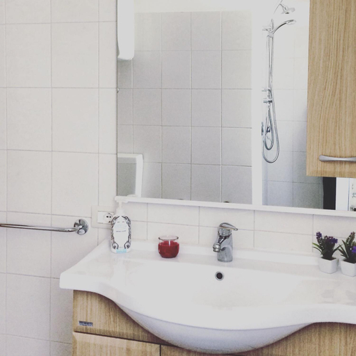 Shower 5, Liz House, Catania