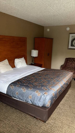 Bedroom 4, OYO Greenridge Hotel, Lake