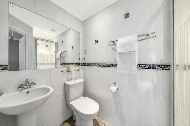 Bathroom 4, Seka Inn Hotel, Wokingham