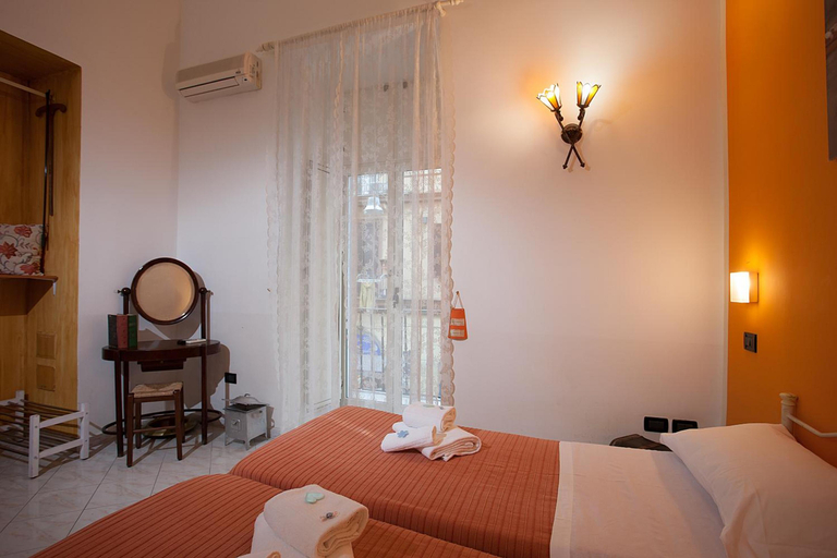 Bedroom 2, Anna's Family, Napoli