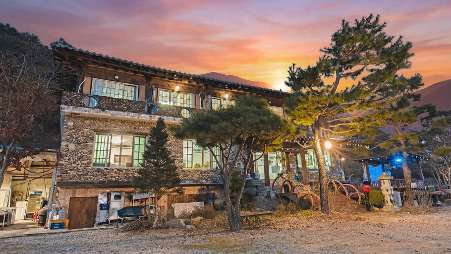 Exterior & Views 2, Gapyeong Dolgungpensyeon&kaempingjang, Gapyeong