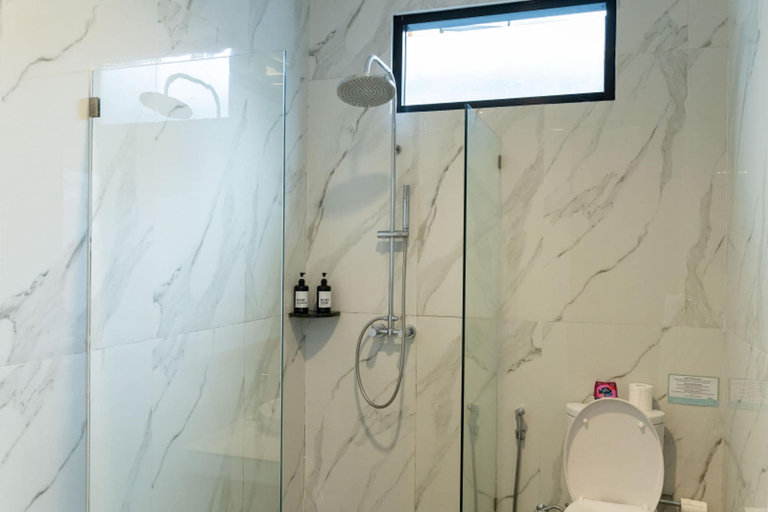 Bathroom 4, Atsuka Hill View Villa 8 Bedrooms With a Private Heated Swimming Pool, Bandung