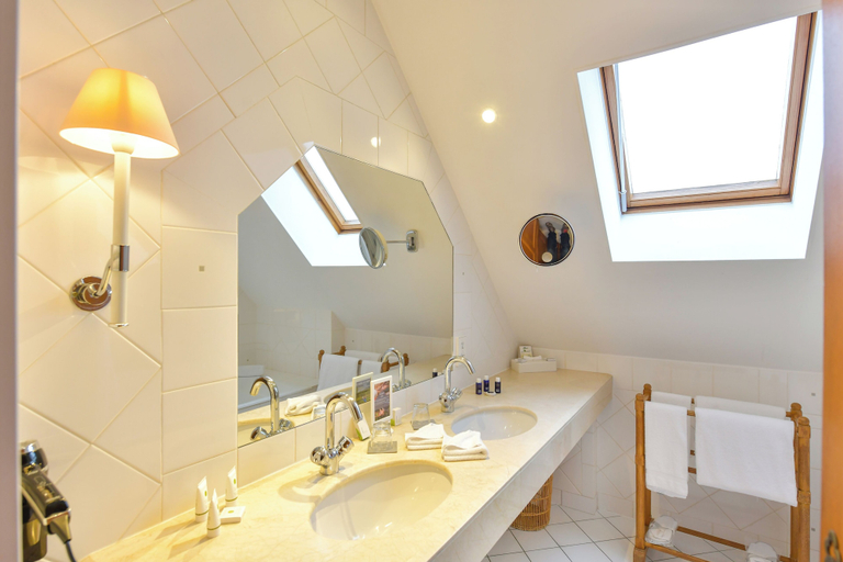 Bathroom 5, Hotel Golf Chateau de Chailly, Côte-d'Or