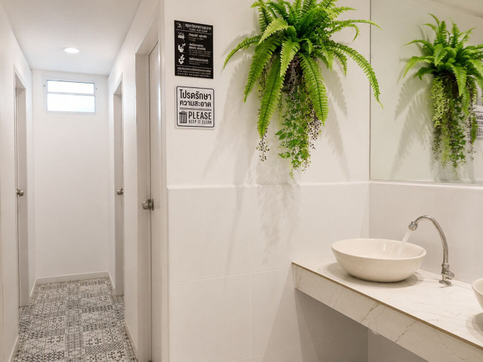 Bathroom 3, Smith & Appy Backpackers Hostel, Ko Samui