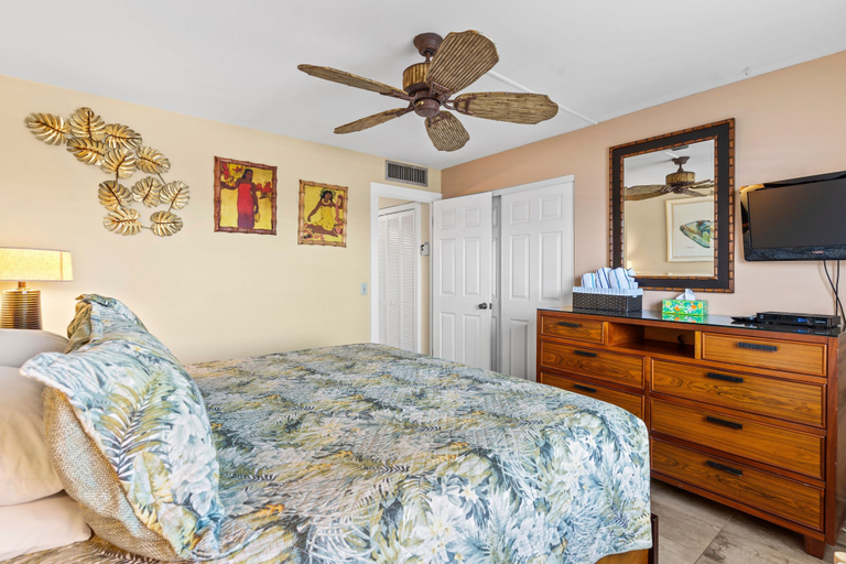 Room 3, Kihei Beach, #210 2 Bedroom Condo, Maui