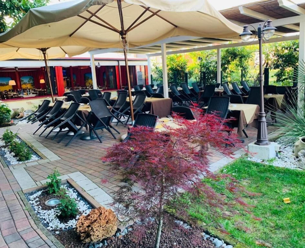 Outdoor dining, Hotel Oasi, Padua