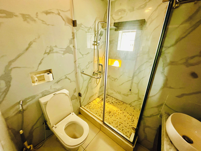 Bathroom 3, Presken Awolowo Way - Ikeja, Ikeja