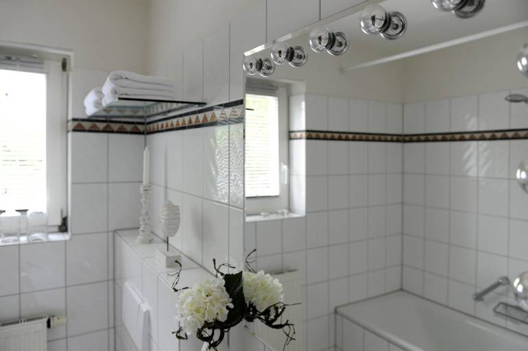 Bathroom 3, Parkside Apartment House, Düsseldorf
