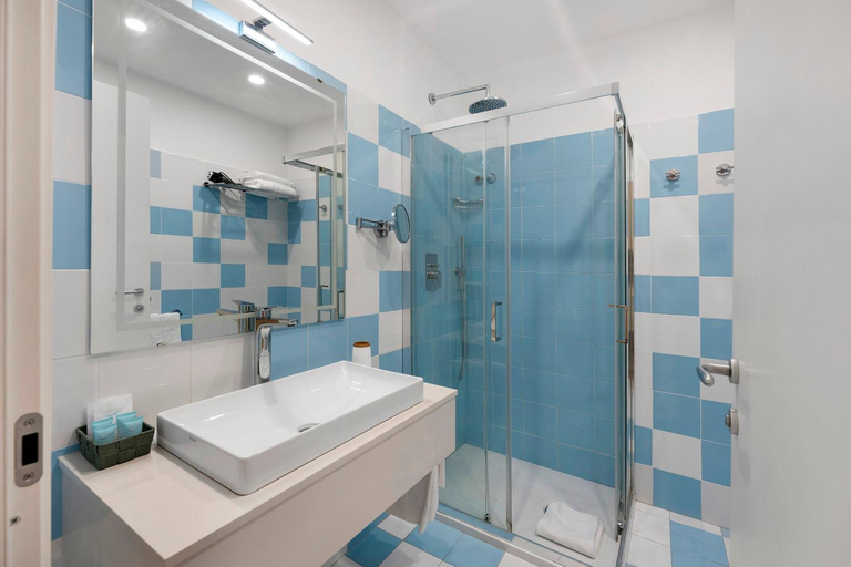 Bathroom 2, Sorrentina Guest House, Napoli