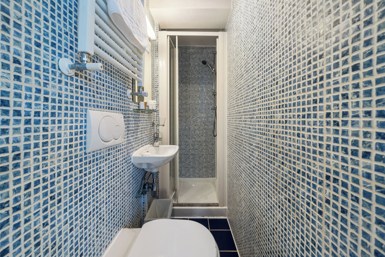 Bathroom 4, Studios 2 Let North Gower, London