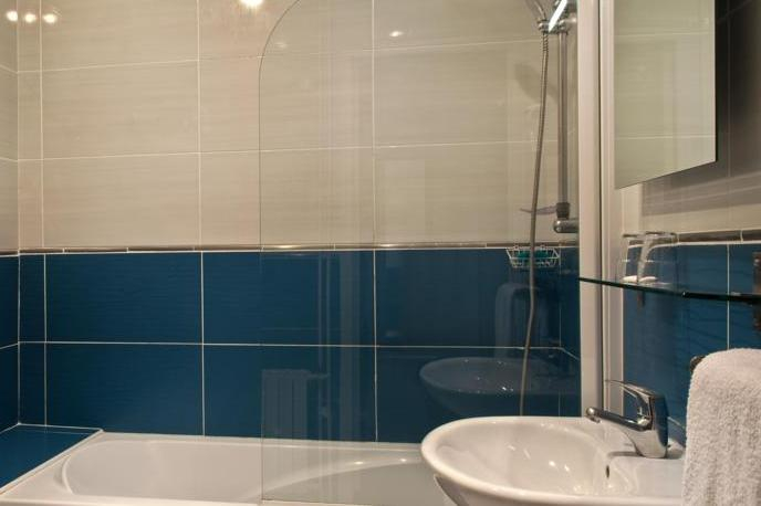 Bathroom 3, La Vieille France, Paris