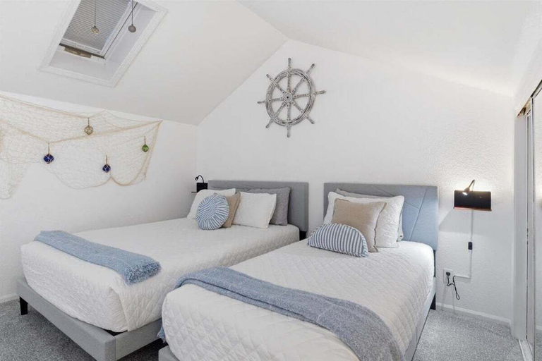 Room 4, Top Floor Lake Views, Loft Space & Private Deck Retreat at the 12mm, Camden