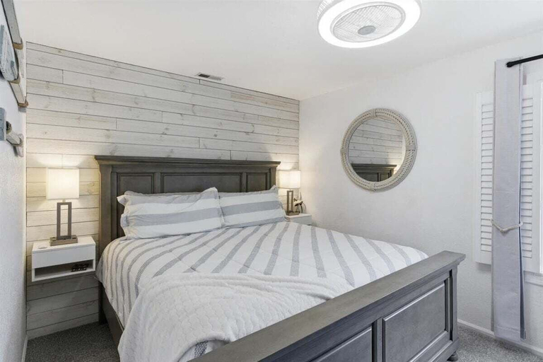 Room 5, Top Floor Lake Views, Loft Space & Private Deck Retreat at the 12mm, Camden