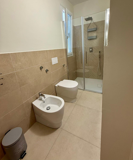 Bathroom 2, La Maison Fleurie, Cosenza
