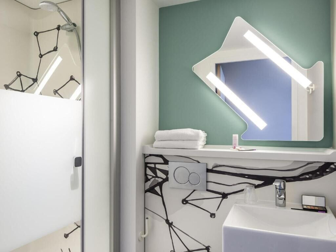 Bathroom 5, ibis budget Reims Thillois, Marne