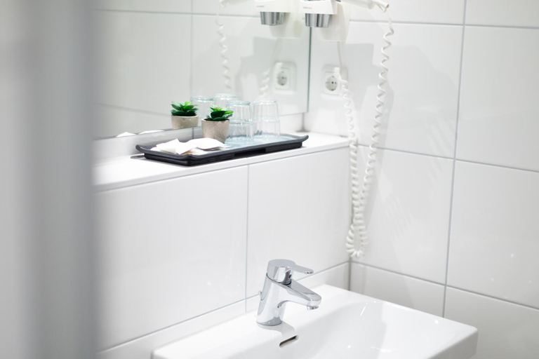 Bathroom 4, Herrnbrod Standecke Hotel, Offenbach