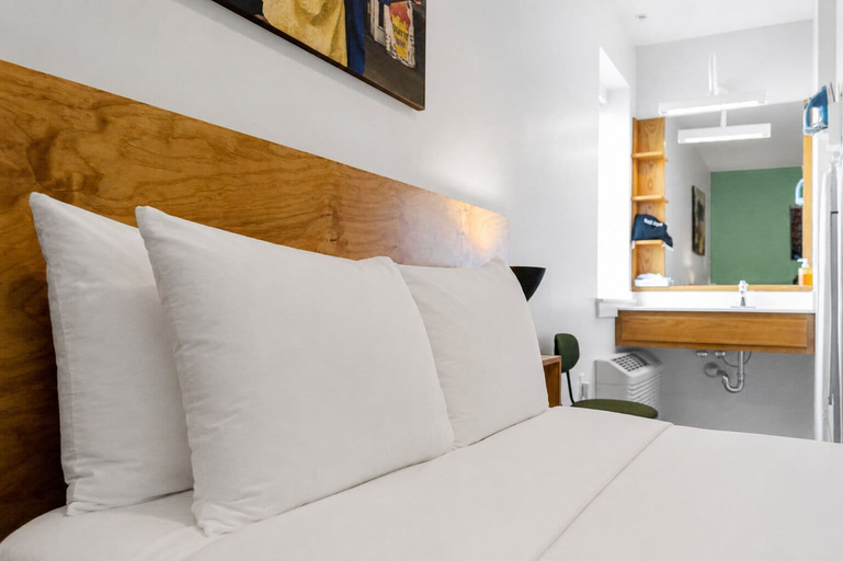 Bedroom 4, The Quisby Hotel, Orleans