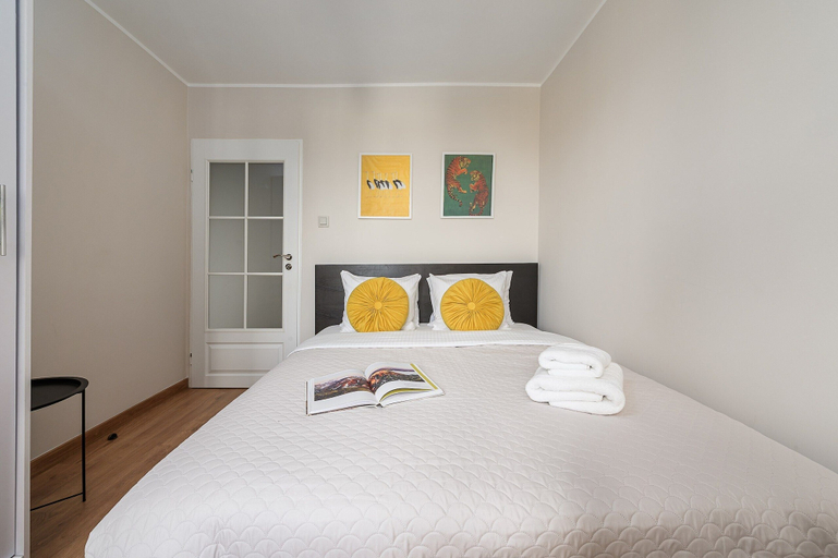 Room 3, Lumina 3-room Apartment Parking near PGE, Warsaw