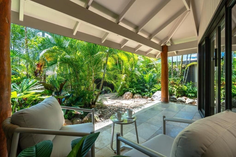 Terrace/patio 4, NALA Resort, Johnstone