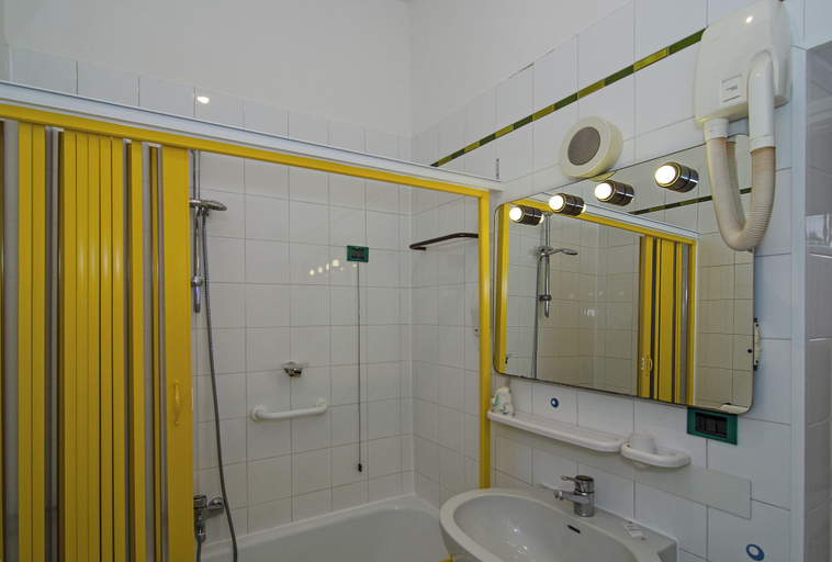Bathroom 4, Hotel Rex, Lucca