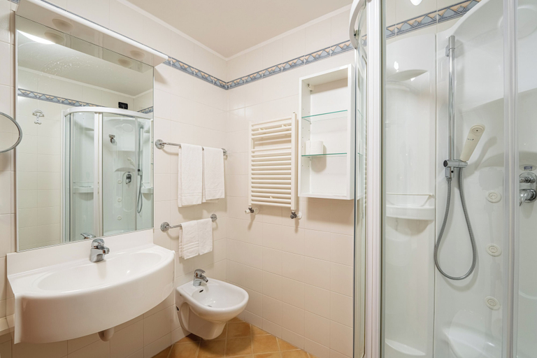 Bathroom 4, Dolomites Inn, Trento