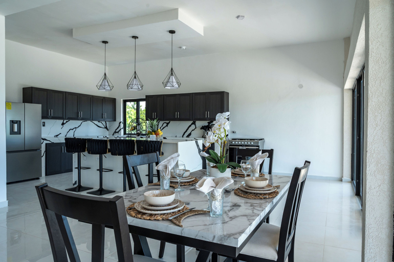 Dining, Penthouse Suites at Emotions